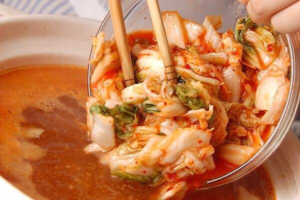 絶品スープで！やみつきキムチ鍋の作り方の手順14