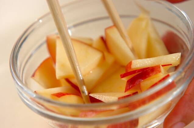 リンゴのクリームチーズ和えの作り方の手順1