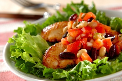 ささ身ソテーのミックスビーンズのマリネ添え