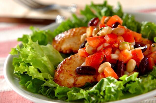 ささ身ソテーのミックスビーンズのマリネ添え