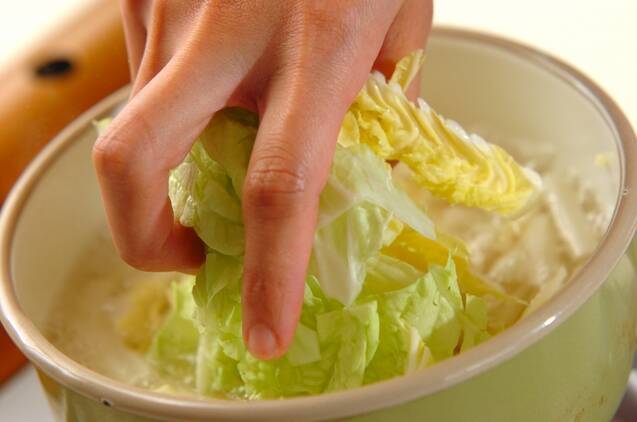 とろとろ甘い 白菜の味噌汁 by 吉田 朋美さんの作り方の手順2