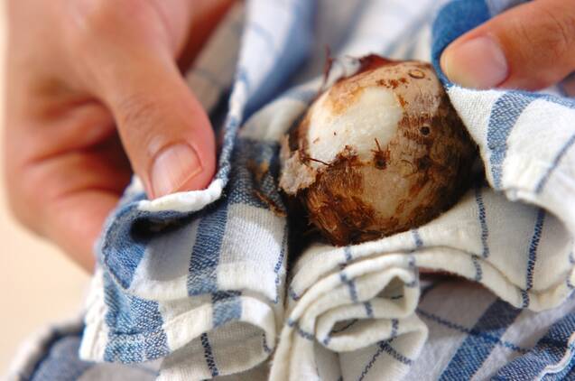 里芋の煮物の作り方の手順1