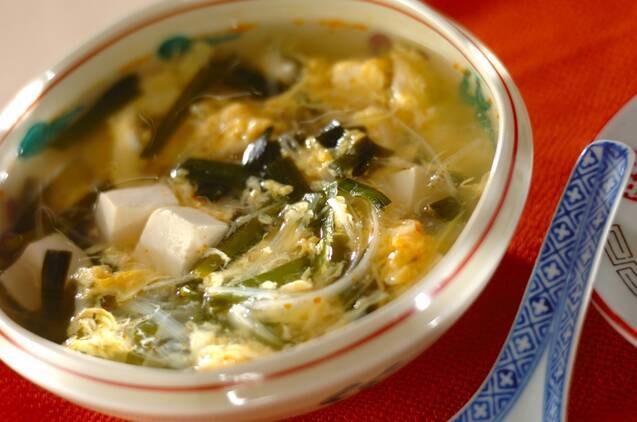 お椀によそわれた豆腐やニラ、白ネギのサンラータン