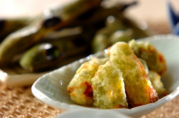 チーズインちくわのアオサフライを盛り付けた、白い楕円皿