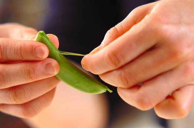 スナップエンドウと豚肉のオイスター炒めの作り方の手順1