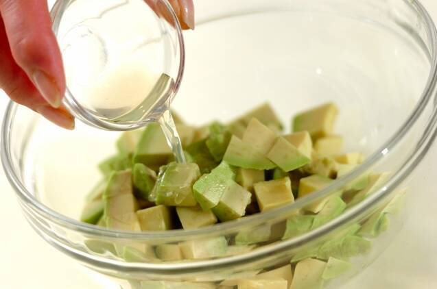 くずし豆腐とアボカドの塩麹和えの作り方の手順2