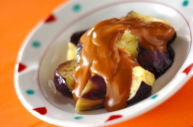 揚げナスのゴマだれがけ