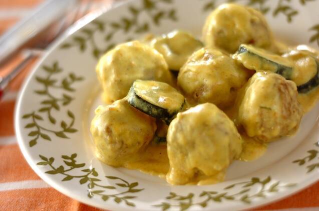 ミートボールのカレー風味チーズソースかけ