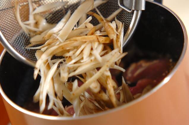 鶏肉とゴボウのあったかつけそばの作り方の手順2
