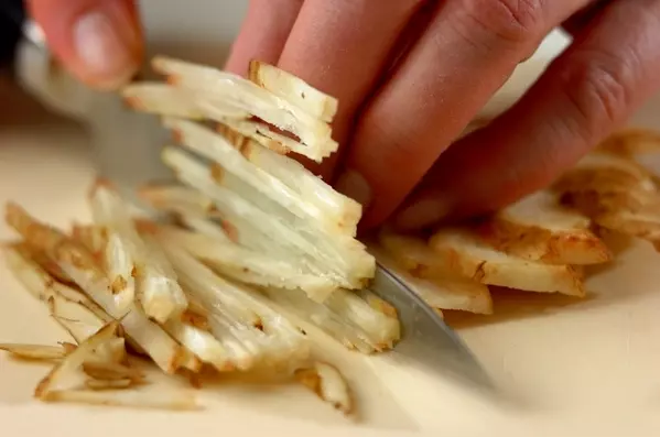 簡単ヘルシー!菊芋のキンピラの下準備1