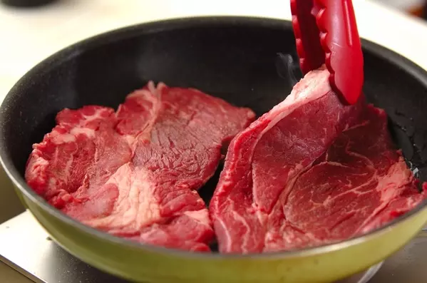 本格ソースで食べるステーキ 市販より美味しい by杉本 亜希子さんの作り方1