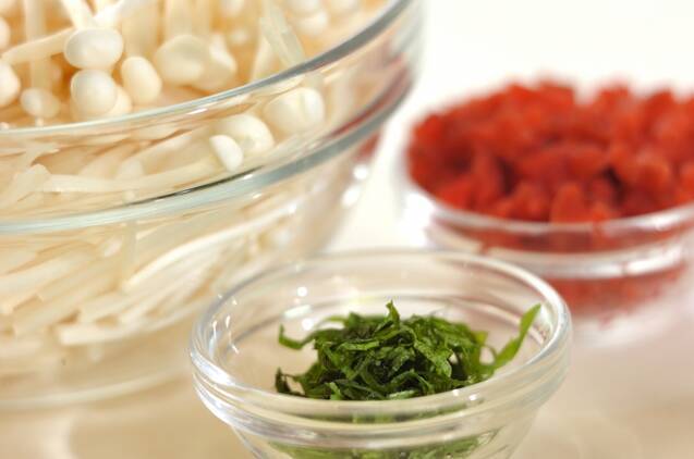 エノキと大葉の小梅和えの作り方の手順1