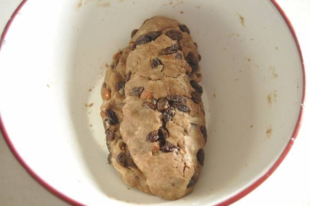 レーズンとアーモンドたっぷり！シンプルシュトレン（シュトーレン）の作り方の手順10