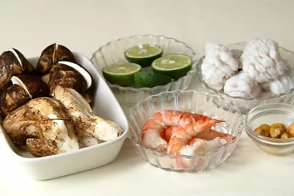 うまみが凝縮!松茸の土瓶蒸しの下準備4