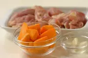 鶏もも肉とニンジンのさっぱり煮の下準備1