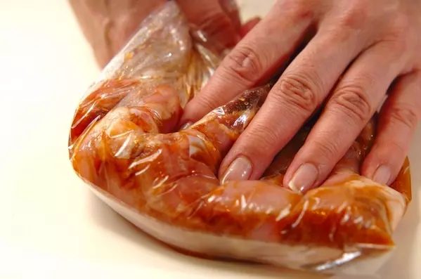 ショウガじょうゆ味鶏もも肉唐揚げの下準備1