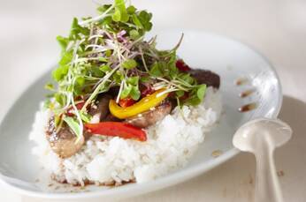 カフェ風野菜とカルビの丼