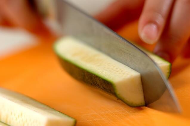 豚肉のズッキーニ巻きの作り方の手順1