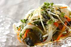 玉ネギとワカメのポン酢サラダ