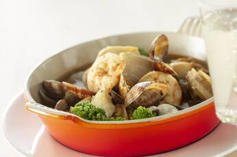 魚介たっぷり！シャンパンに合うブイヤベース