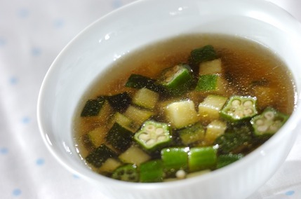 ズッキーニとオクラのスープ