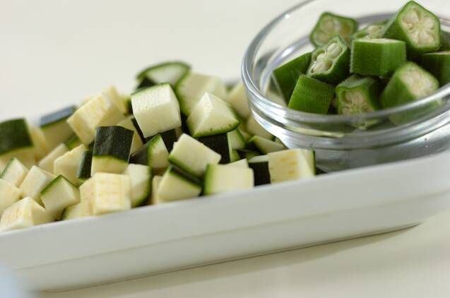 ズッキーニとオクラのスープの作り方の手順1