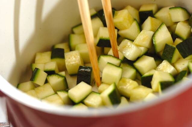 ズッキーニとオクラのスープの作り方の手順2