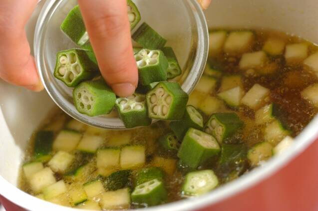 ズッキーニとオクラのスープの作り方の手順3