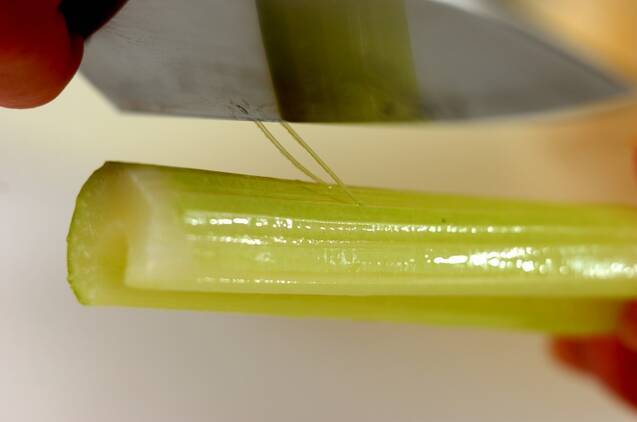 セロリとベーコンのみそ汁の作り方の手順1