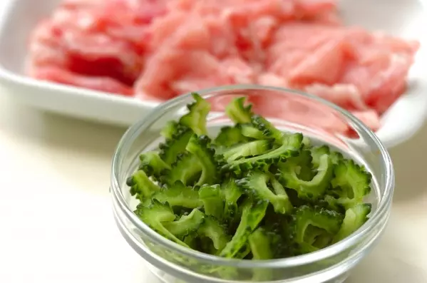 ご飯がすすむ!苦くないゴーヤチャンプルの下準備2