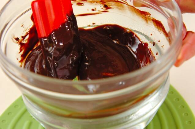 卵パックでクランチチョコの作り方の手順3