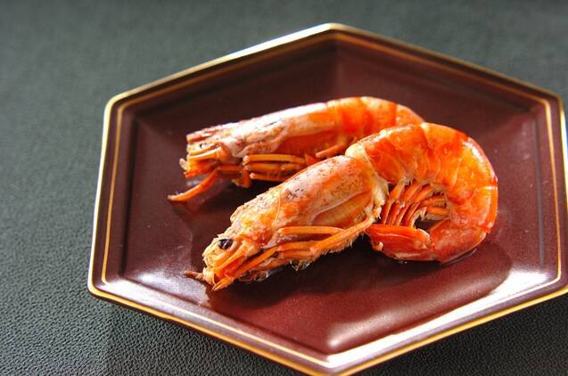 茶色い皿に盛られた、えびのうま煮生姜風味