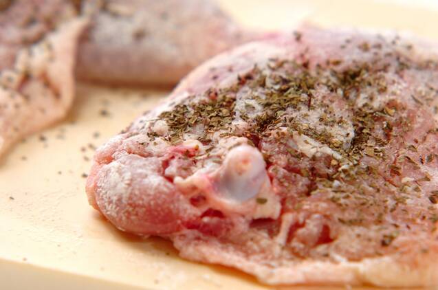 骨付きもも肉のバジルレモン焼きの作り方の手順1