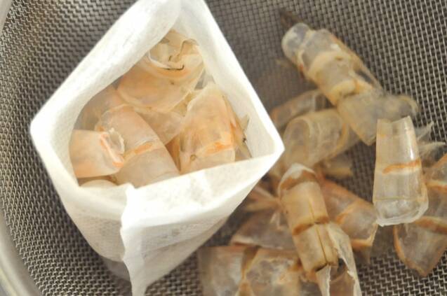 エビの殻が旨味のポイント！エビのトマトソーススパゲティーの作り方の手順1