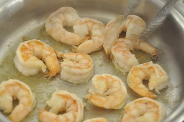 エビの殻が旨味のポイント！エビのトマトソーススパゲティーの作り方の手順2