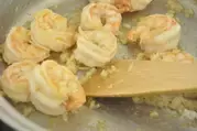 エビの殻が旨味のポイント！エビのトマトソーススパゲティーの作り方2