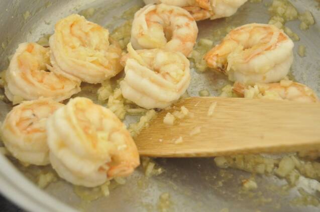 エビの殻が旨味のポイント！エビのトマトソーススパゲティーの作り方の手順3