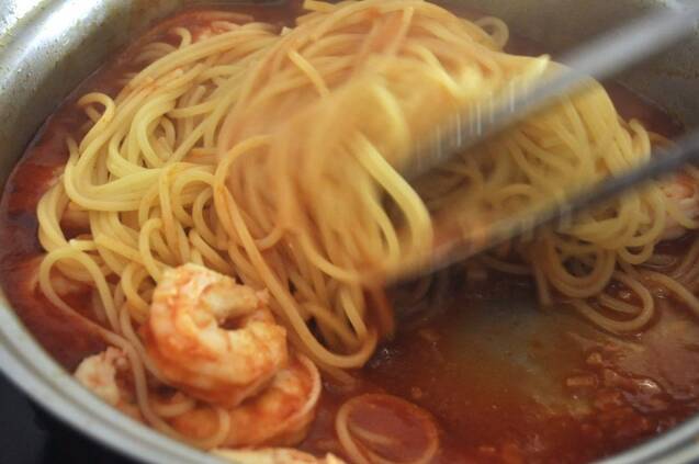 エビの殻が旨味のポイント！エビのトマトソーススパゲティーの作り方の手順6