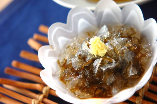 ガラスの器に寒天もずく酢が入っている