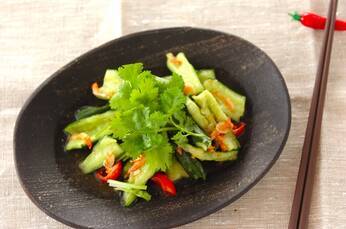 キュウリとパクチーのタイ風サラダ