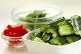 キュウリとパクチーのタイ風サラダの下準備1