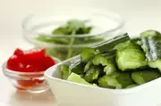 キュウリとパクチーのタイ風サラダの下準備1
