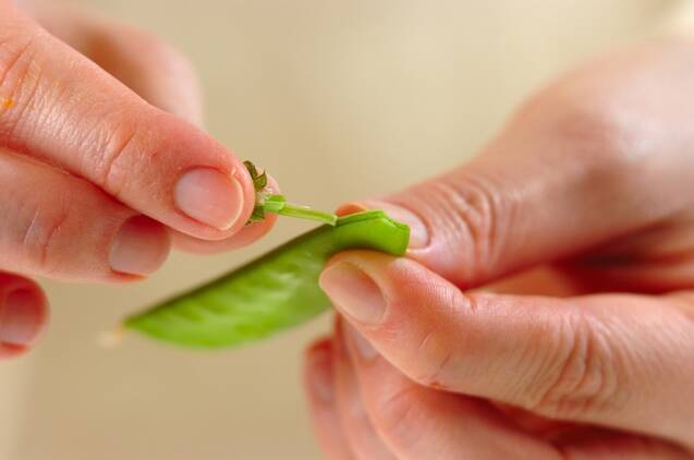 キヌサヤの卵炒めの作り方の手順1