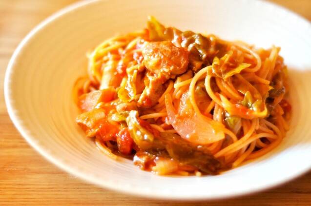 春キャベツと鶏もも肉のトマトパスタが白い器に入っている