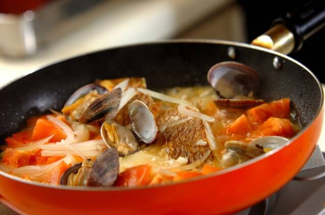 切り身で簡単！鯛のアクアパッツァの作り方の手順4