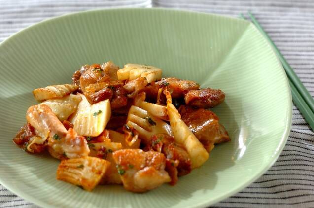 筍と鶏肉をバター、しょうゆ、にんにく、木の芽で炒めた香り高く、食欲のそそられるひと品。