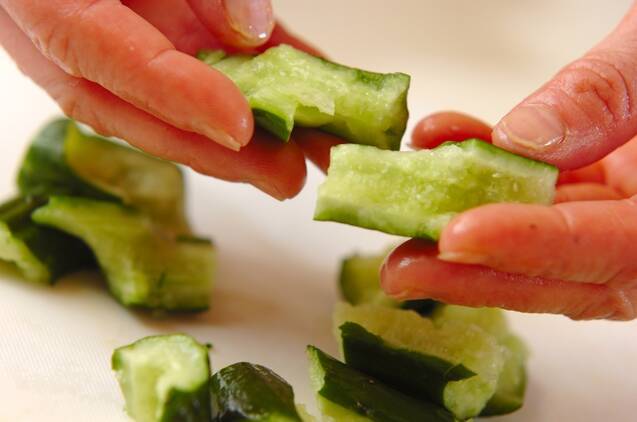 キュウリとセロリの和え物の作り方の手順1