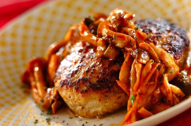 きのこたっぷりのソースをかけて、豚ひき肉だけで作った食べやすいハンバーグ。