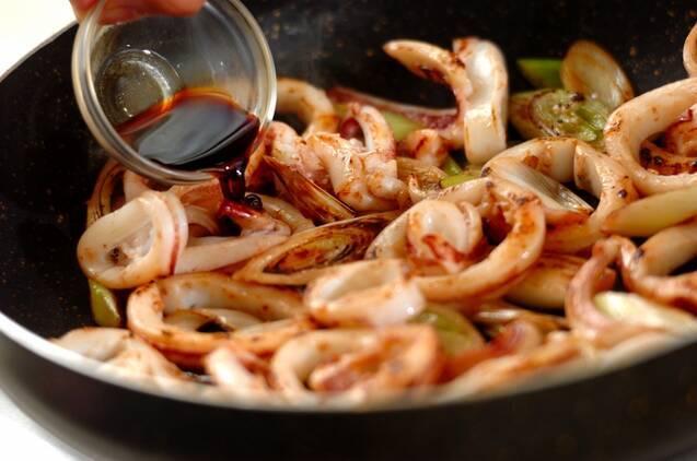 イカとネギのバターじょうゆ炒めの作り方の手順4