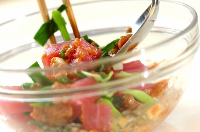 マグロとワケギの梅みそ和えの作り方の手順2